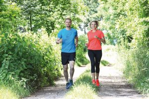Michael und Christina laufen entlang des Begleitweges des Flusses Naarn auf einer Laufstrecke in Perg