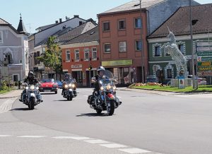 Motorräder am Hauptplatz Perg