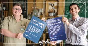 Alfred Ebenhofer und Wolfgang Lettner zeigen Kampagnen-Plakate von "Offen für mehr Zusammenhalt"