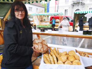 Martina Öhlinger von "Martinas Backstube" am Perger Wochenmarkt