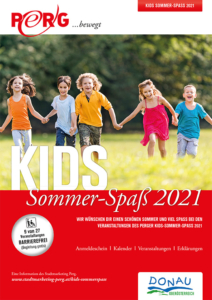 Titelseite der Broschüre KIDS SOMMERSPASS 2021 - Kinder laufen auf einer Wiese