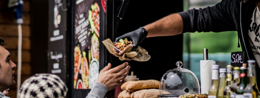 Street Food Market Perg - Essensausgabe aus Food Truck