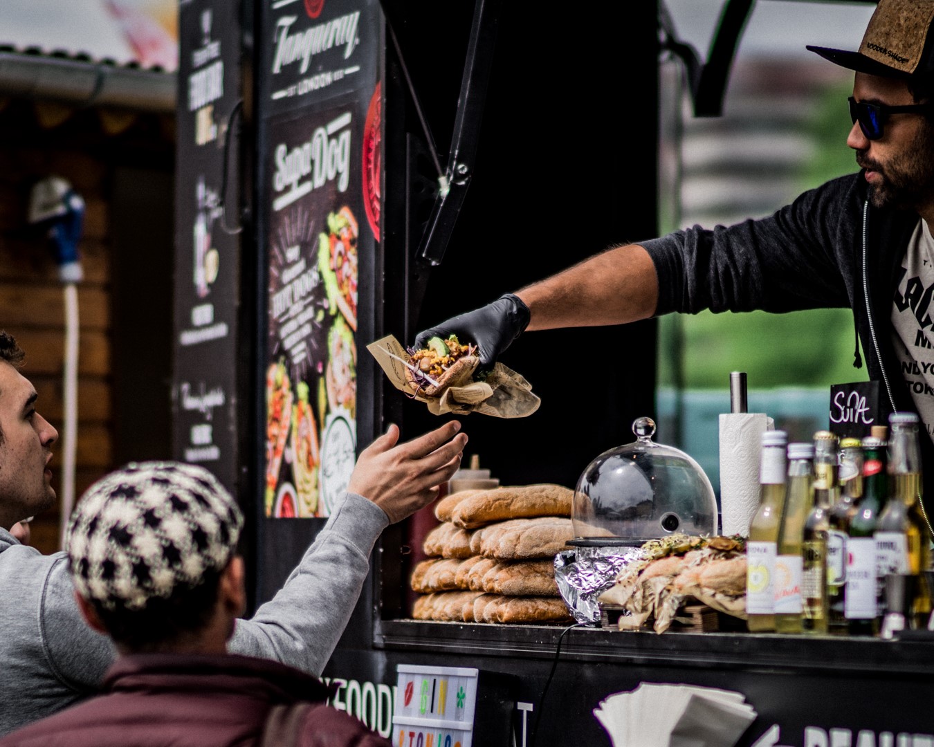 Street Food Market Perg - Essensausgabe aus Food Truck