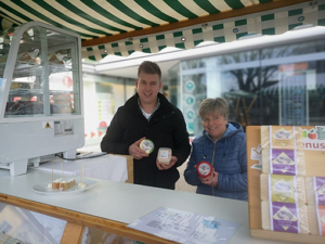 Bio Ziegenhof Kastner - Patrick Steinkellner und Frau Kastner präsentieren Ziegenprodukte