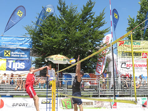 Smashen bei den OÖ Beach Finals in Perg