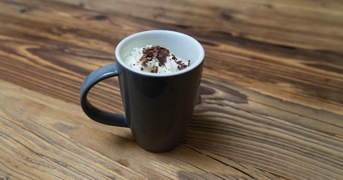 Machland-Cappuccino im Häferl auf Holzplatte stehend