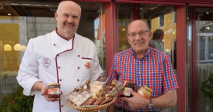 Konditor Helmut Kern und Bio-Imker Gottfried Wimmer zeigen ihre Spezialitäten