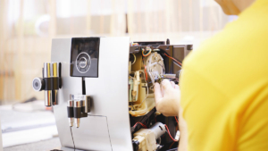 Reparieren statt wegwerfen - Serviceplus in Perg - Elektro Ebner - Kaffeeautomat
