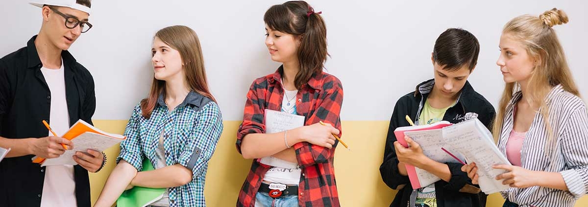 Schüler und Jugendliche informieren sich über Zukunftschancen bei der Berufsinformationsmesse Perg