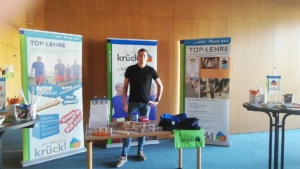 Firma Krückl ist auch auf der Beruufsinformationsmesse 2023 mit dabei. Am Bild der Stand aus 2022.