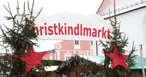 Eingang Christkindlmarkt PERG mit Stadtpfarrkirche im Hintergrund