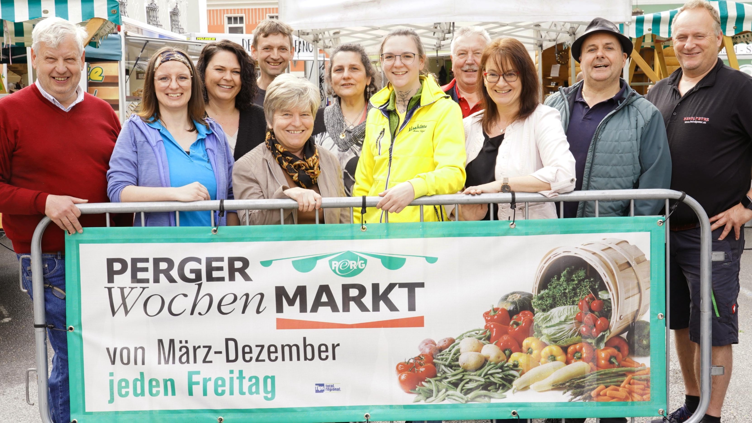 Gruppe Wochenmarkt am Freitag im April 2024