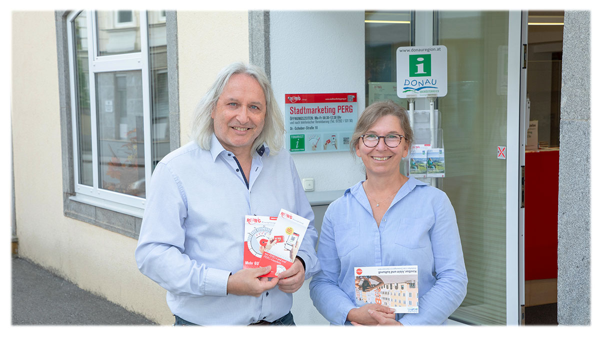 Mitarbeiter des Stadtmarketing Perg vor dem Büroeingang in der Dr.-Schober-Straße 10