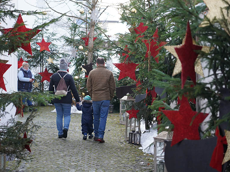 DSC01150_HAUPTMOTIV_Vorlage Kopie_WEB Christkindlmarkt PERG - weihnachtlich dekorierter Zugang zur Ausstellung Kunst&Handwerk im Pfarrheim Perg