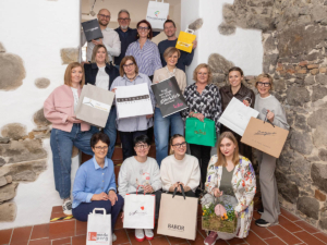 Gruppe von Geschäftsleuten (Frauen und Männer) mit ihren Einkaufstaschen in der Hand. DAs Bild wurde als Werbesujet für die Gemeinschaftsaktion "Freundinnentage von 20.-21.03." aufgenommen.