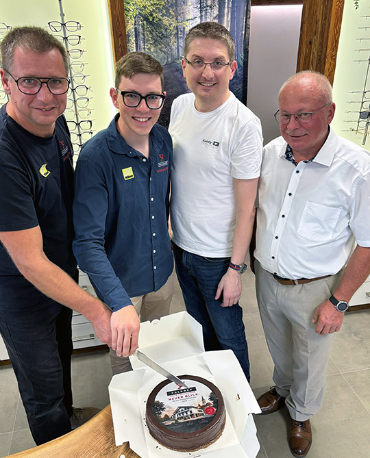 Anschnitt einer Festtorte zur Eröffnung der Filiale in Dimbach